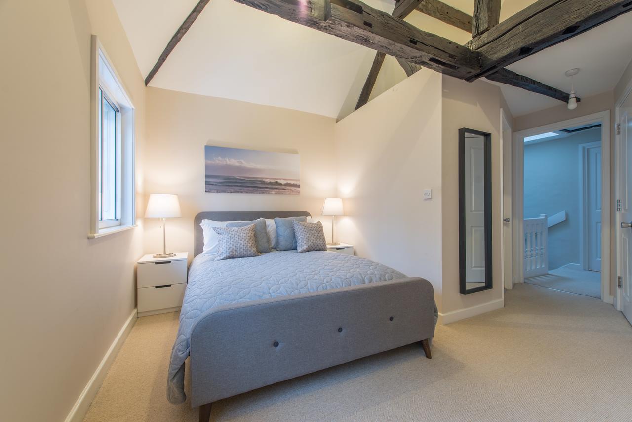 Central Windsor Apartment Facing The Castle Bagian luar foto