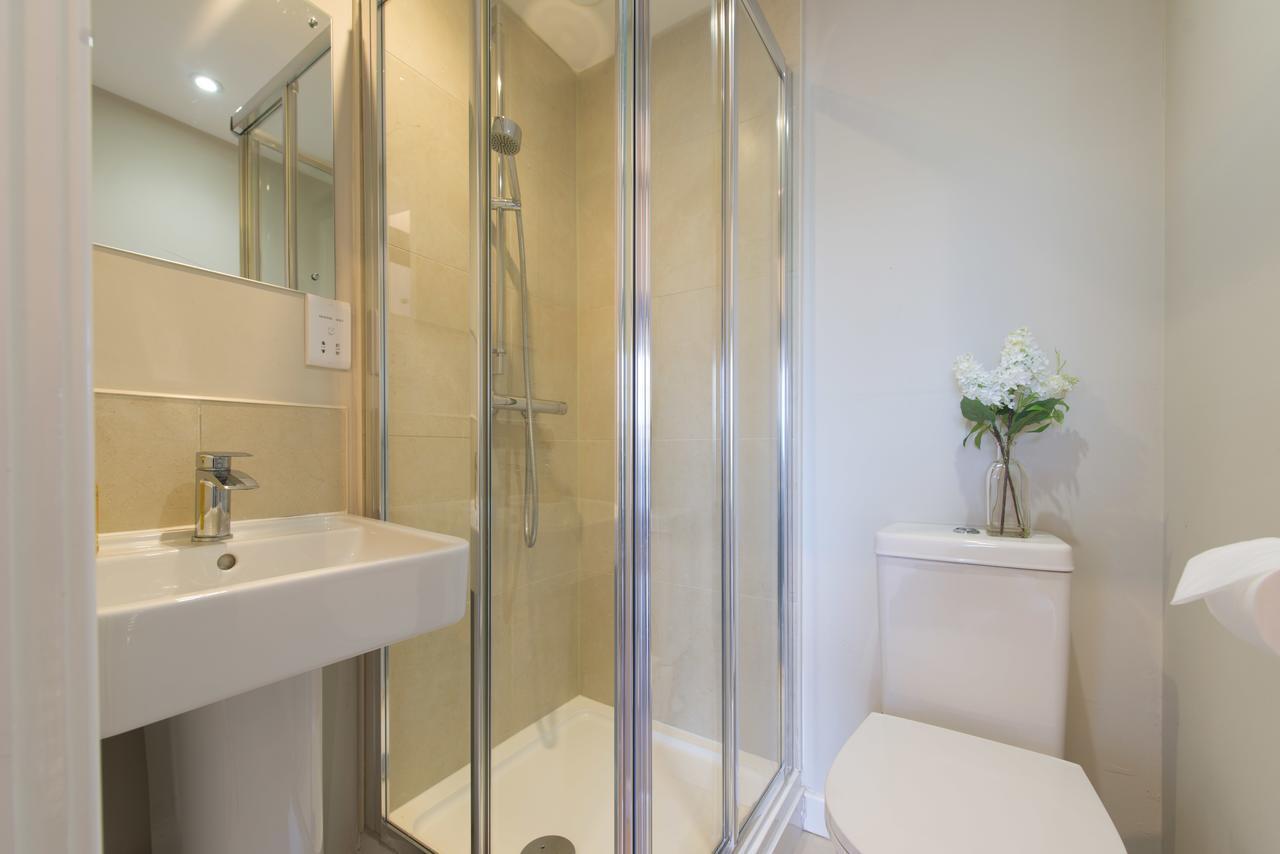 Central Windsor Apartment Facing The Castle Bagian luar foto