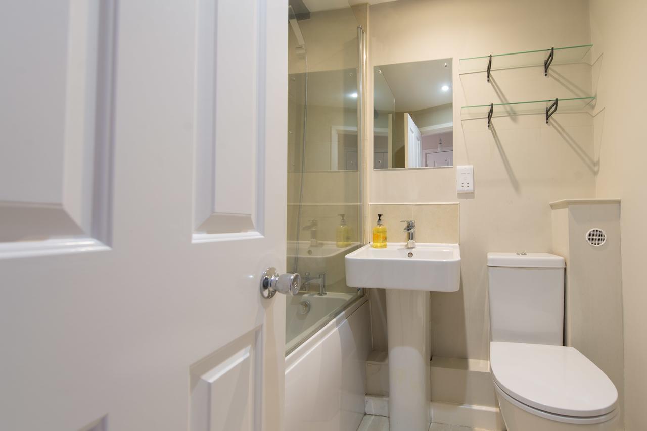 Central Windsor Apartment Facing The Castle Bagian luar foto